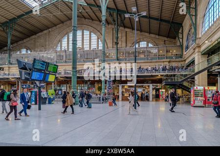 Paris, Frankreich - 17. Mai 2024 : Blick auf verschiedene Touristen am Hauptbahnhof von Gare du Nord in Paris Frankreich Stockfoto