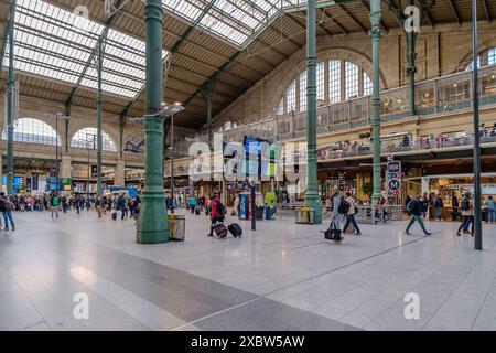 Paris, Frankreich - 17. Mai 2024 : Blick auf verschiedene Touristen am Hauptbahnhof von Gare du Nord in Paris Frankreich Stockfoto