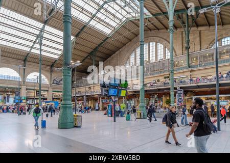 Paris, Frankreich - 17. Mai 2024 : Blick auf verschiedene Touristen am Hauptbahnhof von Gare du Nord in Paris Frankreich Stockfoto