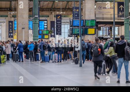 Paris, Frankreich - 17. Mai 2024 : Blick auf verschiedene Touristen am Hauptbahnhof von Gare du Nord in Paris Frankreich Stockfoto