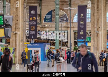 Paris, Frankreich - 17. Mai 2024 : Blick auf verschiedene Touristen am Hauptbahnhof von Gare du Nord in Paris Frankreich Stockfoto