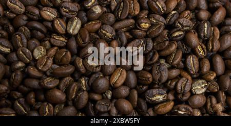 Geröstete Kaffeebohnen aus Nahaufnahme, Draufsicht, Hintergrundfotostruktur selektiver arabica-Körner Stockfoto