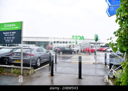 Die Bilder zeigen, dass der Asda Supermarkt Bridgend ein britischer Supermarkt ist. Er verkauft Lebensmittel, Kleidung, Spielzeug und allgemeine Waren zu sehr günstigen Preisen. Stockfoto