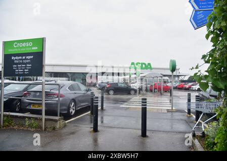 Die Bilder zeigen, dass der Asda Supermarkt Bridgend ein britischer Supermarkt ist. Er verkauft Lebensmittel, Kleidung, Spielzeug und allgemeine Waren zu sehr günstigen Preisen. Stockfoto