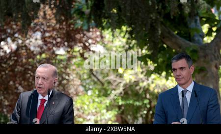 Madrid, Spanien. Juni 2024. Madrid, Königreich Spanien; 06.13.2024.- Spanien und die Türkei feiern ihr VIII. Treffen auf hoher Ebene in Moncloa. Pedro Sánchez, spanischer Präsident, und Tayyip Erdogan, Präsident der Türkei, auf einem bilateralen Gipfel zur Förderung einer aufwärtsorientierten Handelsbeziehung bekräftigt die spanische Regierung, dass die Türkei an einer Ausweitung und Diversifizierung ihrer Investitionen interessiert ist und dass es möglicherweise sehr relevante Verträge auf dem Spiel gibt, von denen sie glaubt, dass sie kurz- und mittelfristig greifbare Ergebnisse erzielen wird. Vermerk: Juan Carlos Rojas/dpa/Alamy Live News Stockfoto