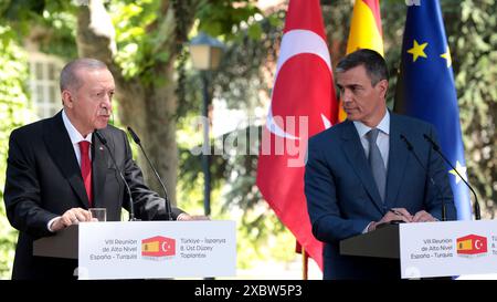 Madrid, Spanien. Juni 2024. Madrid, Königreich Spanien; 06.13.2024.- Spanien und die Türkei feiern ihr VIII. Treffen auf hoher Ebene in Moncloa. Pedro Sánchez, spanischer Präsident, und Tayyip Erdogan, Präsident der Türkei, auf einem bilateralen Gipfel zur Förderung einer aufwärtsorientierten Handelsbeziehung bekräftigt die spanische Regierung, dass die Türkei an einer Ausweitung und Diversifizierung ihrer Investitionen interessiert ist und dass es möglicherweise sehr relevante Verträge auf dem Spiel gibt, von denen sie glaubt, dass sie kurz- und mittelfristig greifbare Ergebnisse erzielen wird. Vermerk: Juan Carlos Rojas/dpa/Alamy Live News Stockfoto