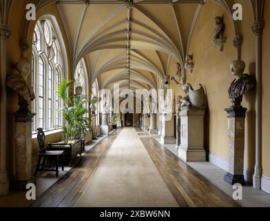 Wilton House, Wilton, Salisbury, Wiltshire, England, Großbritannien – Innenansicht der Statuen und Büsten im Kreuzgang. Stockfoto