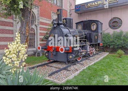 Istanbul, Türkei - 18. Oktober 2023: Orient Express Dampflokomotive vor dem Eisenbahnmuseum am Bahnhof Sirkeci Historic Landmark. Stockfoto