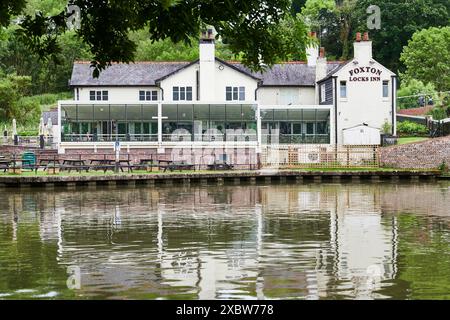 Das Inn am unteren Schleusenrand an der längsten, steilsten Treppenschleuse Großbritanniens, neben dem Dorf Foxton. Stockfoto