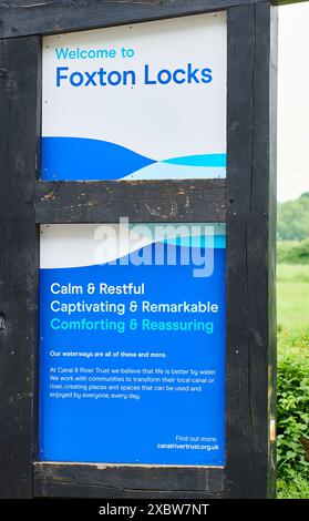 Hinweisschild für den längsten, steilsten Flug von Treppenschleusen in Großbritannien, beim Dorf Foxton. Stockfoto