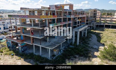 Das Bild vom Mai 2024 zeigt eine Luftaufnahme eines verlassenen und verlassenen Hotels in San Antonio auf Ibiza. Stockfoto