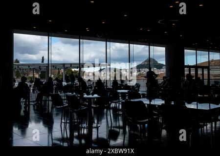 Blick auf Lycabetta oder Lykavittos Hügel vom Restaurant des Akropolis-Museums in Athen, der Hauptstadt Griechenlands am 11. Januar 2023. GUE de la colline de Stockfoto