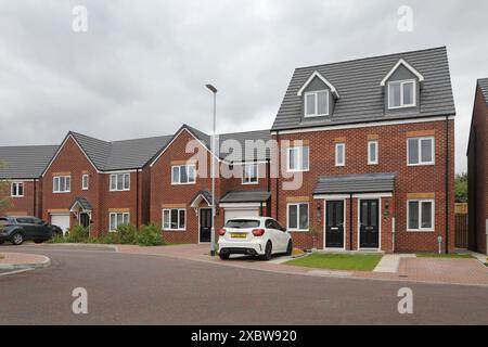 Kürzlich fertiggestellte Häuser mit 3 und 4 Schlafzimmern auf dem neuen Wohngebiet Millbeck Grange in Bowburn, nahe Durham, Großbritannien. Gebaut von Persimmon Häusern. Stockfoto
