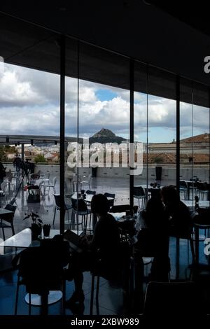 Blick auf Lycabetta oder Lykavittos Hügel vom Restaurant des Akropolis-Museums in Athen, der Hauptstadt Griechenlands am 11. Januar 2023. GUE de la colline de Stockfoto