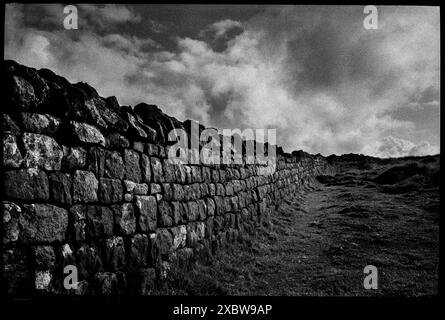 Hadrian's Wall Northumberland England Hadrian's Wall (lateinisch Vallum Hadriani, auch als römische Mauer, Picts' Wall oder Vallum Aelium) ist eine ehemalige Verteidigungsanlage der römischen Provinz Britannia, die 122 n. Chr. unter der Herrschaft des Kaisers Hadrian begann. Stockfoto