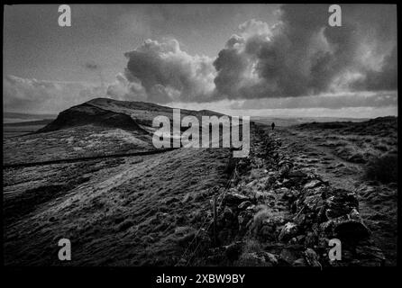 Hadrian's Wall Northumberland England Hadrian's Wall (lateinisch Vallum Hadriani, auch als römische Mauer, Picts' Wall oder Vallum Aelium) ist eine ehemalige Verteidigungsanlage der römischen Provinz Britannia, die 122 n. Chr. unter der Herrschaft des Kaisers Hadrian begann. Stockfoto