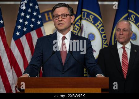 Washington, Usa. Juni 2024. Der Sprecher des US-Repräsentantenhauses Mike Johnson (Republikaner von Louisiana) spricht auf seiner wöchentlichen Pressekonferenz mit anderen GOP-Führern nach einem Treffen im Kapitol am Dienstag, den 4. Juni 2024. Foto: Annabelle Gordon/CNP/ABACAPRESS. COM Credit: Abaca Press/Alamy Live News Stockfoto