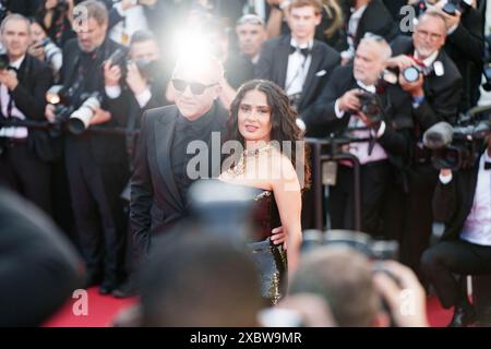 CANNES, FRANKREICH - 17. MAI: Selena Gomez, Zoe Saldana, Edgar Ramirez nehmen am Teppich von Emilia Perèz beim Festival de Cannes 2024 in Cannes Teil. Stockfoto