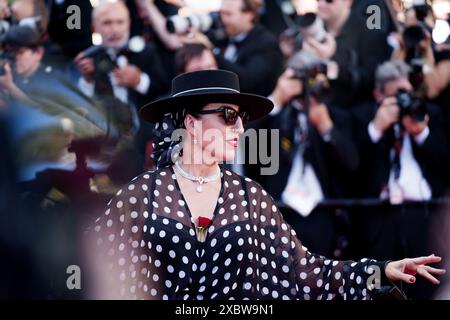 CANNES, FRANKREICH - 17. MAI: Selena Gomez, Zoe Saldana, Edgar Ramirez nehmen am Teppich von Emilia Perèz beim Festival de Cannes 2024 in Cannes Teil. Stockfoto