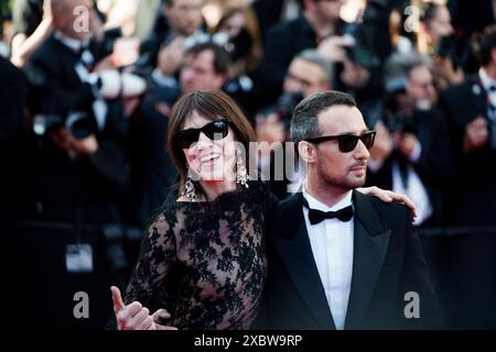 CANNES, FRANKREICH - 17. MAI: Selena Gomez, Zoe Saldana, Edgar Ramirez nehmen am Teppich von Emilia Perèz beim Festival de Cannes 2024 in Cannes Teil. Stockfoto