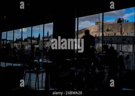 Blick auf den Parthenon-Tempel vom Restaurant des Akropolis-Museums in Athen, der Hauptstadt Griechenlands am 11. Januar 2023. VU du Temple du Parthenon de Stockfoto