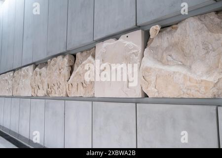 Teil des Frieses des Parthenon-Tempels im dritten Stock des Akropolis-Museums in Athen, der Hauptstadt Griechenlands, am 11. Januar 2023. Die meisten der Pa Stockfoto