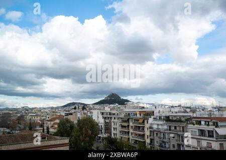 Blick auf Lycabetta oder Lykavittos Hügel vom Restaurant des Akropolis-Museums in Athen, der Hauptstadt Griechenlands am 11. Januar 2023. GUE de la colline de Stockfoto