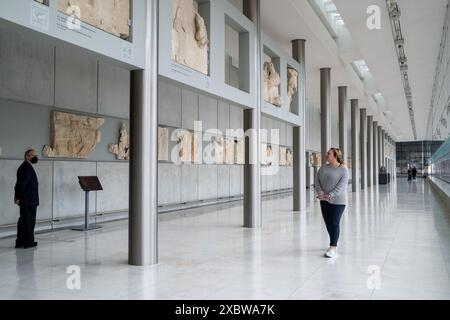 Teil des Frieses des Parthenon-Tempels im dritten Stock des Akropolis-Museums in Athen, der Hauptstadt Griechenlands, am 11. Januar 2023. Die meisten der Pa Stockfoto