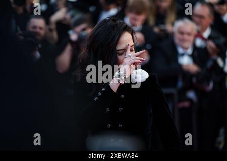 CANNES, FRANKREICH - 17. MAI: Selena Gomez, Zoe Saldana, Edgar Ramirez nehmen am Teppich von Emilia Perèz beim Festival de Cannes 2024 in Cannes Teil. Stockfoto