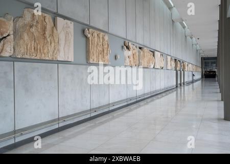 Teil des Frieses des Parthenon-Tempels im dritten Stock des Akropolis-Museums in Athen, der Hauptstadt Griechenlands, am 11. Januar 2023. Die meisten der Pa Stockfoto