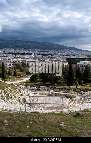 Blick auf die antike griechische archäologische Stätte des Theaters des Dionysos auf dem Akropolis-Hügel und die Stadt Athen, Hauptstadt Griechenlands, am 11. Januar Stockfoto