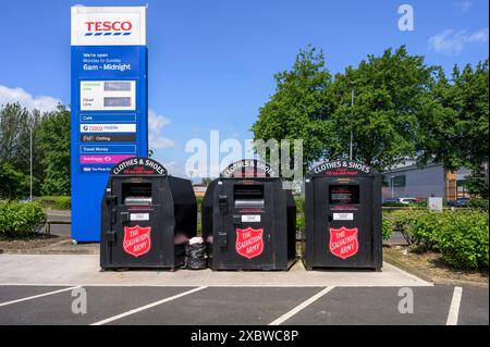 Spendenbanken für Kleidung und Schuhe der Heilsarmee in einem Tesco Supermarkt, Schottland, Großbritannien, Europa Stockfoto