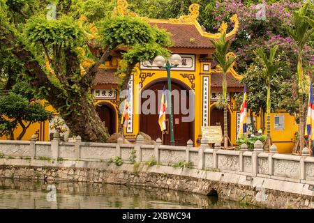 Verlockende, erstaunliche Trấn Quốc-Pagode, Chùa Trấn Quốc, Pagode des Trấn Quốc-Tempels, Ơn der See, Hanoi, Vietnam. Architektur, Arrangement, komplex, Stockfoto