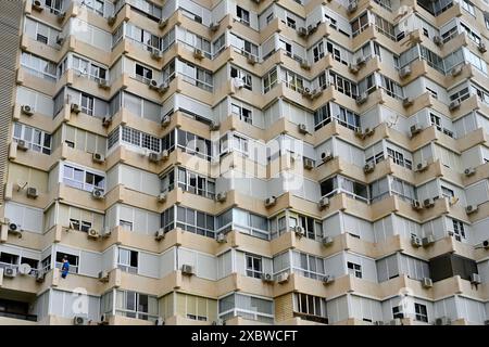 Windows-Apartment, Hochhausgebäude mit individuell regulierbarer Klimaanlage Stockfoto