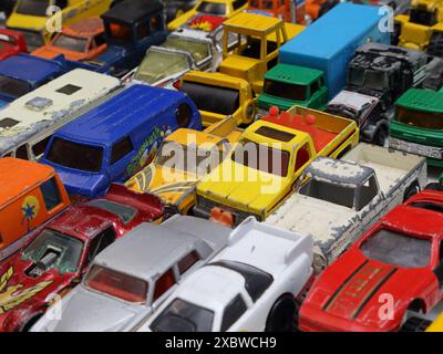 USA - 5. Mai 2023: Viele alte und abgenutzte Hotel Wheels und Matchbox Spielzeugfahrzeuge (Oldtimer-Rennwagen, Limousinen, Sportwagen, Arbeitswagen usw.) werden gezeigt. Stockfoto