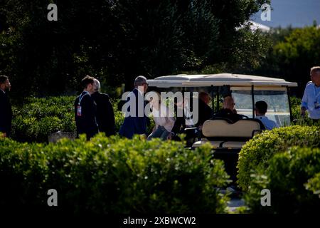 Brindisi, Region Apulien, Italien. Juni 2024. Die Ankunft der Präsidentin der Europäischen Kommission Ursula von der Leyen mit Sicherheitspersonal im Golfclub Borgo Egnazia anlässlich des G7-Gipfels (Credit Image: © Marco Cordone/ZUMA Press Wire) NUR REDAKTIONELLE VERWENDUNG! Nicht für kommerzielle ZWECKE! Stockfoto