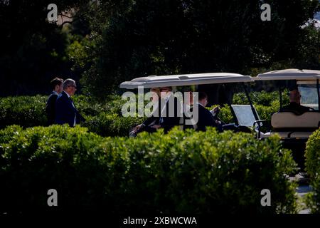 Brindisi, Region Apulien, Italien. Juni 2024. Die Ankunft der Präsidentin der Europäischen Kommission Ursula von der Leyen mit Sicherheitspersonal im Golfclub Borgo Egnazia anlässlich des G7-Gipfels (Credit Image: © Marco Cordone/ZUMA Press Wire) NUR REDAKTIONELLE VERWENDUNG! Nicht für kommerzielle ZWECKE! Stockfoto