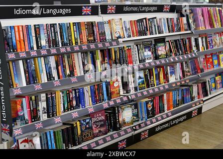 Spanischer Supermarkt mit beliebten Verkaufsbüchern in verschiedenen Sprachen, die meisten in Englisch, Spanien Stockfoto