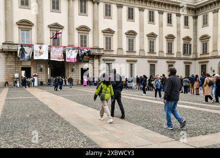 Touristen stehen an, um den Königspalast zu betreten, der Heimat internationaler Kunstausstellungen und des Kulturzentrums, Piazza del Duomo, Mailand, Lombardei, Italien Stockfoto