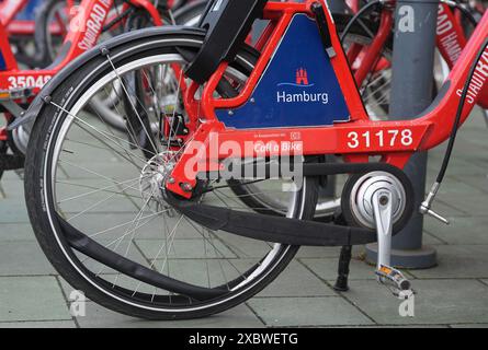 Hamburg, Deutschland. Juni 2024. Ein defektes Citybike parkt an einer Citybike-Station. Quelle: Marcus Brandt/dpa/Alamy Live News Stockfoto