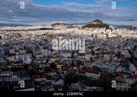 Blick auf Lycabetta oder Lykavittos Hügel von der Akropolis in Athen, Hauptstadt Griechenlands am 11. Januar 2023. VUE de la colline de lycabette ou Lykavittos Stockfoto