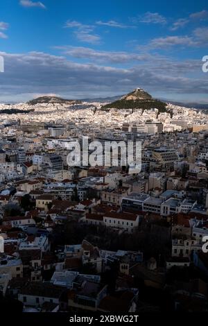 Blick auf Lycabetta oder Lykavittos Hügel von der Akropolis in Athen, Hauptstadt Griechenlands am 11. Januar 2023. VUE de la colline de lycabette ou Lykavittos Stockfoto