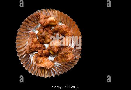 Saftige Hähnchenkebab-Stücke, gewürzt und perfekt gegrillt, vor dunkler Kulisse. Stockfoto