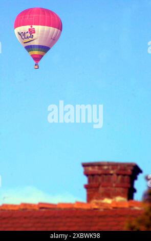 Ein Heißluftballon mit Umschlag und eine Gondel Heißluftballon mit Umschlag und Gondel Stockfoto