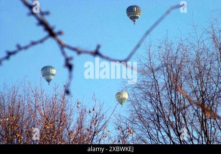 Ein Heißluftballon mit Umschlag und eine Gondel Heißluftballon mit Umschlag und Gondel Stockfoto