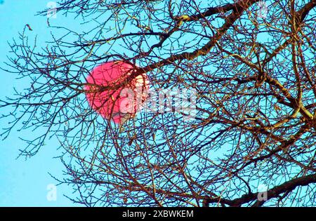 Ein Heißluftballon mit Umschlag und eine Gondel Heißluftballon mit Umschlag und Gondel Stockfoto