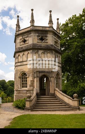 Die krönte oder pinnakelte achteckige Hausfolly in Studley Royal, Ripon, North Yorkshire, England, Großbritannien. Stockfoto