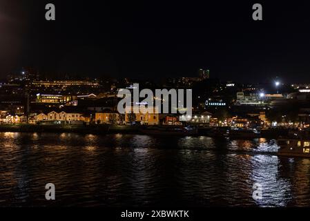 Porto, Portugal - 23. November 2023: Erhöhter Blick auf den Fluss Douro, Vila Nova de Gaia bei Nacht in Porto oder Porto, Portugal Stockfoto