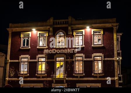 Porto, Portugal - 23. November 2023: Fassade eines McDonald's Restaurants bei Nacht in Porto oder Porto, Portugal Stockfoto