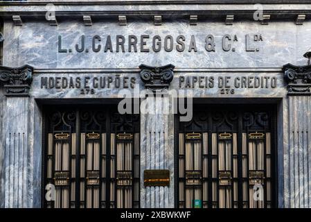 Porto, Portugal - 23. November 2023: Fassade und Zeichen der Carregosa Bank in Porto oder Porto, Portugal Stockfoto